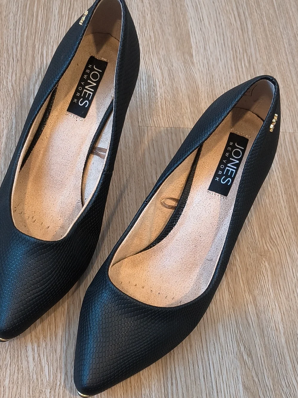 Jones New York Black Pointed-Toe Textured Heels with Gold Accent